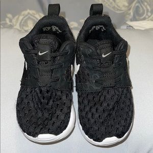 Nikes toddler shoes size 6c in great conditions